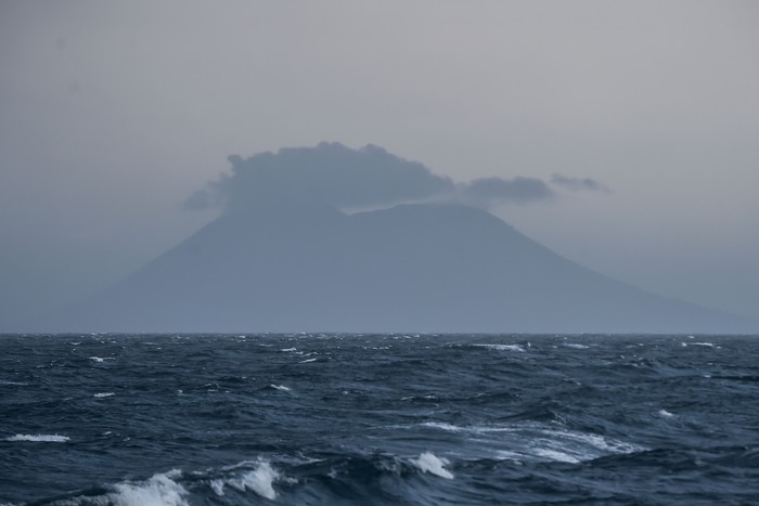 Aktivitas Gunung Anak Krakatau terlihat dari KRI Torani 860 di Perairan Selat Sunda, Banten, Kamis (27/12/2018). Hasil pemantuan terlihat aktivitas Gunung Anak Krakatau tidak mengeluarkan kepulan asap seperti empat hari sebelumnya. ANTARA FOTO/Muhammad Adimaja/pras.