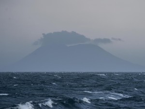 Gunung Anak Krakatau Erupsi, Semburan Abu Vulkanik Capai 500 M