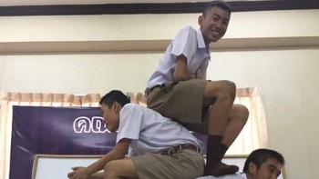 Layaknya panjat pinang, orang yang yang berada paling bawah harus jadi fondasi yang kuat menopang orang di atasnya. Foto: Facebook