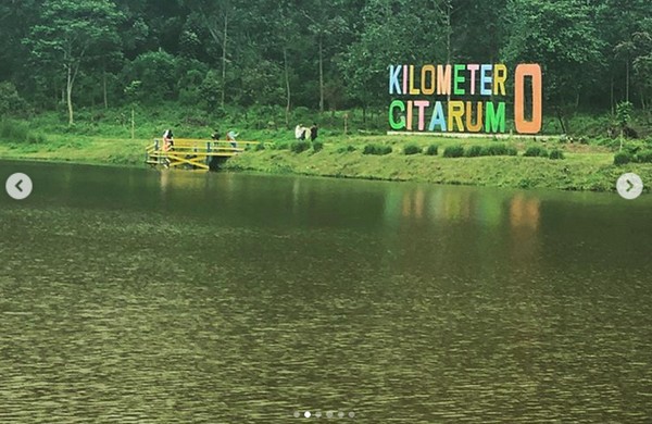 Karena ulah mahluk primata bernama Homo Sapiens alias manusia modern yang tidak peduli dan suka merusak lingkungan dengan buang sampah dan kotoran ke sungai, buang limbah pabrik juga ke sungai. 2019 Harus menjadi Tahun Kebangkitan martabat Sungai Citarum. Aamiin. begitu tulis Kang Emil (Instagram/ridwankamil) Karena ulah mahluk primata bernama Homo Sapiens alias manusia modern yang tidak peduli dan suka merusak lingkungan dengan buang sampah dan kotoran ke sungai, buang limbah pabrik juga ke sungai. 2019 Harus menjadi Tahun Kebangkitan martabat Sungai Citarum. Aamiin. begitu tulis Kang Emil (Instagram/ridwankamil)