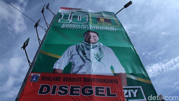 Disegel, Reklame Ketum PPP Masih Eksis di Jalan S Parman