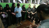 Deddy Dukun turut hadir dalam pemakaman tersebut. (Foto: Palevi/detikHOT)