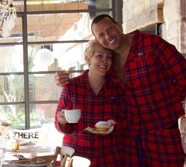 Sejumlah retailer ternama seperti Target dan Kohls pun menawarkan produk piama untuk keluarga dengan berbagai model, motif dan warna. Foto: Instagram/@jlo