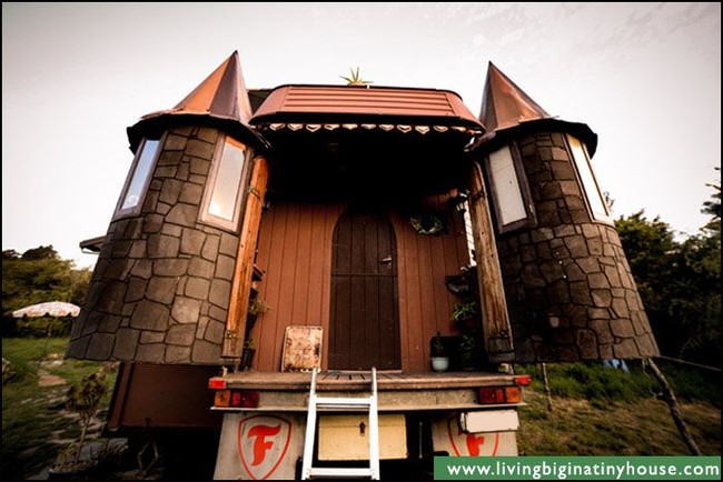 Adalah Justin dan Lola, pasangan dari Selandia Baru yang membangun rumah di dalam truk ini. (Foto: Living Big In A Tiny House)