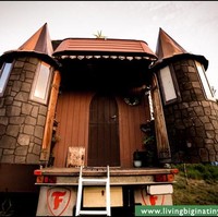 Adalah Justin dan Lola, pasangan dari Selandia Baru yang membangun rumah di dalam truk ini. (Foto: Living Big In A Tiny House)