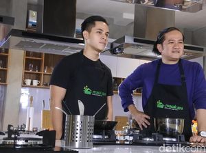 Chef Archie Mengadu Ketrampilan Bikin Salmon Bisque dengan Chef Chandra
