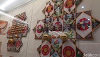 Yang unik, ada layangan lonceng. Jadi jika layangan ini diterbangkan, maka akan menghasilkan suara di udara. (Bonauli/detikTravel)