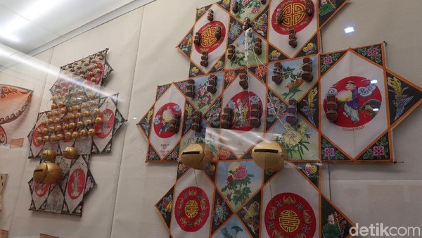 Yang unik, ada layangan lonceng. Jadi jika layangan ini diterbangkan, maka akan menghasilkan suara di udara. (Bonauli/detikTravel) Yang unik, ada layangan lonceng. Jadi jika layangan ini diterbangkan, maka akan menghasilkan suara di udara. (Bonauli/detikTravel)