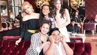 Punya gaya yang centil dan lincah, Fergy sering mengisi acara. Salah satunya acara di televisi. Ini pose Fergy saat makan siang bersama Jedar dan kawan-kawan. Foto: Instagram @ncess_nabati