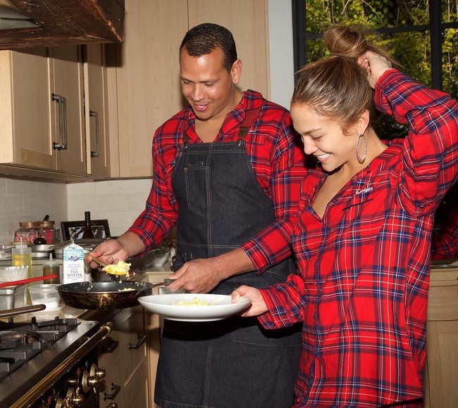 Jennifer Lopez membagikan foto-foto kebersamaannya dengan Alex Rodriguez dan anak-anaknya saat Natal di Instagram. Ada momen manis di balik perayaan setahun sekali itu. Foto: Instagram/@jlo