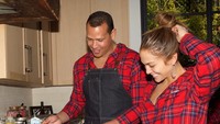 Jennifer dan Alex memang kerap berbagi kemesraan di media sosial. Foto: Instagram/@jlo