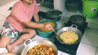 Mudik ke kampung halaman, Fergy tetap menjalan tugas membantu memasak seperti biasa. Bahkan dia tidak sungkan turun langsung ke dapur,d an menggoreng beberapa lauk untuk hari lebaran. Foto: Instagram @ncess_nabati
