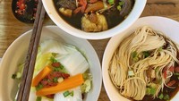 Berasal dari Taiwan, Liv tak bisa meninggalkan makanan khas Asia. Ia pun menikmati aneka mie dan sup gaya Asia ini. Foto: Instagram livvlo