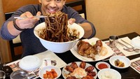 Semua makanan seolah bisa disantapnya dengan lahap. Kali ini ia terlihat seru menikmati makanan Korea. Ada yang tau ini mie apa? Namanya ada ujang-ujangnya gitu, tulis Tanboy. Foto: instagram @tanboy_kun
