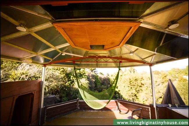 Meskipun kecil, ruangannya tidak terlihat sempit. Rumah di dalam truk ini memiliki dapur, kamar tidur juga teras yang dilengkapi hammock untuk bersantai.(Foto: Living Big In A Tiny House)