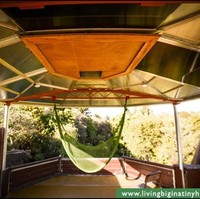 Meskipun kecil, ruangannya tidak terlihat sempit. Rumah di dalam truk ini memiliki dapur, kamar tidur juga teras yang dilengkapi hammock untuk bersantai.(Foto: Living Big In A Tiny House)