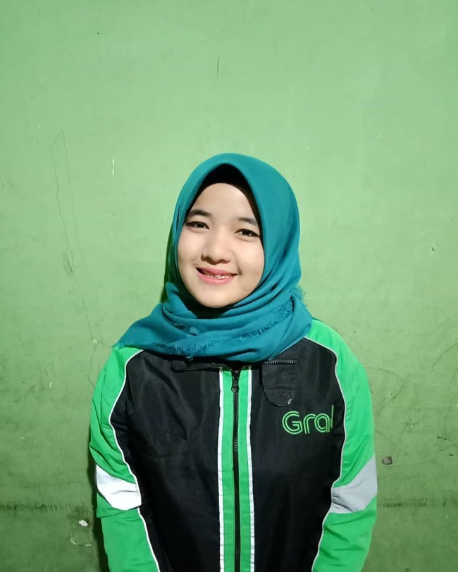 Melisa Prita Dewi, gadis cantik berhijab ini berprofesi sebagai driver Grab Bike. Memiliki paras yang imut, ia pun populer di media sosial. Foto: Instagram/melisaprita