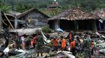 Aksi Para Relawan Bantu Korban Tsunami Selat Sunda