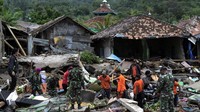 Sejumlah relawan yang tergabung dari berbagai lembaga turun langsung menuju kawasan terdampat tsunami di Selat Sunda. Pool/Antara Foto/Ardiansyah.