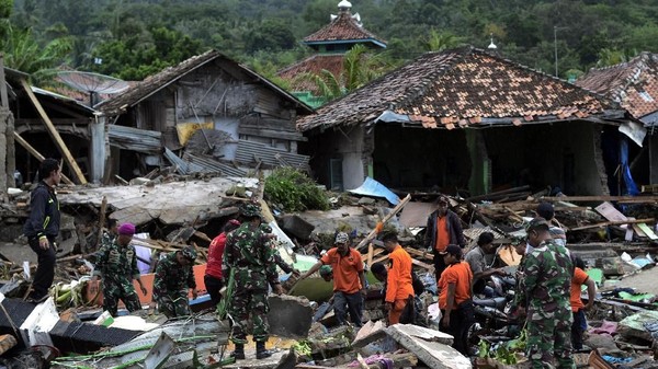 Aksi Para Relawan Bantu Korban Tsunami Selat Sunda