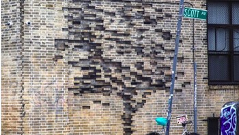 Gambar pohon pada tembok ini tampak nyata ya. (Foto: Brightside)