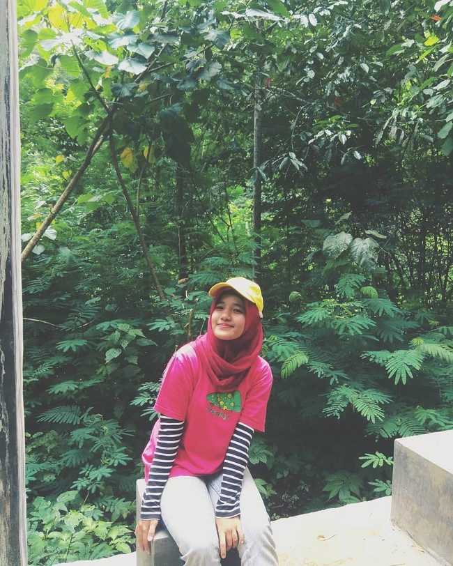 Di kesehariannya, Melissa terlihat senang tampil kasual dan boyish. Kaos lengan panjang kerap jadi pilihan. Foto: Instagram/melisaprita