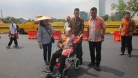 Walikota Surabaya Tri Rismaharini pun memantau langsung proses perbaikan Jalan Raya Gubeng, Surabaya hingga akhirnya dapat dilalui kembali oleh pengendara.