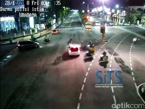 Video Brio Tabrak Pengendara Motor Sampai Terpental di Surabaya