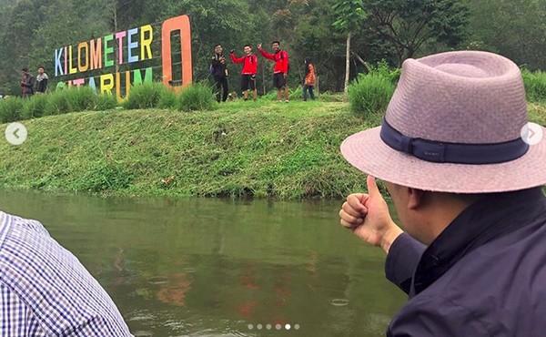 Kang Emil juga menyinggung soal larangan buang sampah ke sungai. Sebab, hulu Sungai Citarum yakni Situ Cisanti ini sangat bersih. Lantas, aliran Sungai Citarum yang melintasi Bandung terlihat kotor (Instagram/ridwankamil) Kang Emil juga menyinggung soal larangan buang sampah ke sungai. Sebab, hulu Sungai Citarum yakni Situ Cisanti ini sangat bersih. Lantas, aliran Sungai Citarum yang melintasi Bandung terlihat kotor (Instagram/ridwankamil)