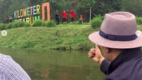 Kang Emil juga menyinggung soal larangan buang sampah ke sungai. Sebab, hulu Sungai Citarum yakni Situ Cisanti ini sangat bersih. Lantas, aliran Sungai Citarum yang melintasi Bandung terlihat kotor (Instagram/ridwankamil)