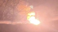 Momen saat ledakan terjadi menunjukkan kilatan cahaya terang sebelum mengubah langit New York menjadi biru. Juru bicara Con Edison, Bob McGee, menuturkan bahwa ledakan trafo terjadi di persimpangan jalan antara 20th Avenue dan 32nd Street di Astoria, Queens. Foto: TWITTER/@ NICKRICCARDO /via REUTERS