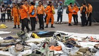 Puing-puing pesawat Lion Air PK-LQP dibawa ke Pelabuhan Tanjung Priok. (Pradita Utama/detikcom)
