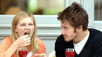 Ini ekspresi bingung atau ngiler ya? Jake menatap Kirsten Dunst yang asik makan salad. Tatapannya malah bikin salting nggak sih hihi. Foto: Splash News