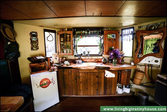 Terdapat pula ruang tamu kecil yang berbatasan langsung dengan dapur. (Foto: Living Big In A Tiny House)