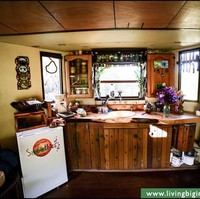 Terdapat pula ruang tamu kecil yang berbatasan langsung dengan dapur. (Foto: Living Big In A Tiny House)