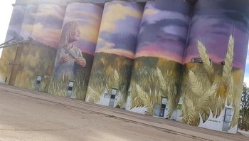 Menyulap kaleng-kaleng besar dengan lukisan memukau. (Foto: Brightside)