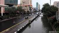 Kini kali Ciliwung terlihat jauh lebih bersih tanpa permukiman kumuh, tanpa sampah, dan tanpa genangan hitam pekat karena tumpukan sampah yang tak pernah dibersihkan.
