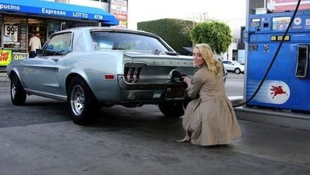 Amber Heard dan Mustang klasiknya