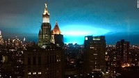 Kilatan cahaya berwarna biru terang tiba-tiba muncul di tengah langit malam kota New York, Amerika Serikat pada Kamis (27/12) malam waktu setempat. Foto: Steve Fine via CNN