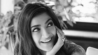 Sonam Kapoor terlihat ayu dengan gaya hitam putih tersebut. Foto: dok instagram