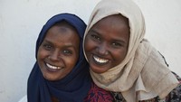 Gadis-gadis dari Republik Djibouti pamer senyum manis saat mengikuti program dari UNICEF yang mengajarkan keterampilan seperti pemikiran kritis, negosiasi dan pengambilan keputusan dengan tujuan untuk membuat pilihan melawan tekanan negatif di kala konflik. Istimewa/UNICEF/Noorani.