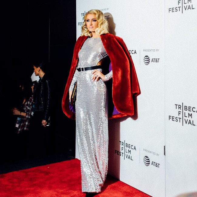 Beberapa waktu lalu, pewaris kerajaan Hilton Hotel itu mengaku memiliki banyak versi tiruannya atas alasan keamanan. Sebelumnya, aku punya sepasang cincin versi tiruannya untuk dipakai buat traveling. Lalu aku membuat tiga lagi untuk dipakai saat deejaying dan pergi ke beberapa tempat, ungkap perempuan 37 tahun itu kepada Access Live.  Foto: dok. Instagram (@parishilton)