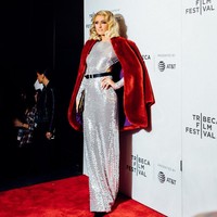 Beberapa waktu lalu, pewaris kerajaan Hilton Hotel itu mengaku memiliki banyak versi tiruannya atas alasan keamanan. Sebelumnya, aku punya sepasang cincin versi tiruannya untuk dipakai buat traveling. Lalu aku membuat tiga lagi untuk dipakai saat deejaying dan pergi ke beberapa tempat, ungkap perempuan 37 tahun itu kepada Access Live.  Foto: dok. Instagram (@parishilton)