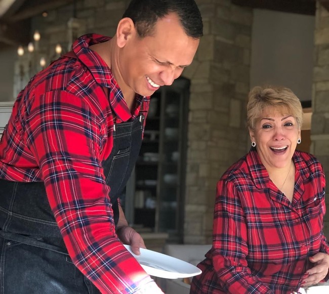 Momen kebersamaan dengan kekompakan berbusana pun membuat foto-foto liburan Natal pasangan penyanyi dan mantan atlet ini makin terlihat manis serta menggemaskan. Foto: Instagram/@jlo