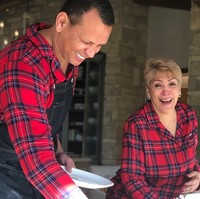 Momen kebersamaan dengan kekompakan berbusana pun membuat foto-foto liburan Natal pasangan penyanyi dan mantan atlet ini makin terlihat manis serta menggemaskan. Foto: Instagram/@jlo