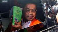 Momen Idrus Marham saat memamerkan buku yang ia tulis kepada awak media.
