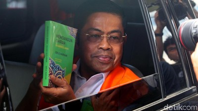 Idrus Marham Bagi-bagi Buku Usai Diperiksa KPK