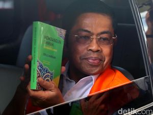 Idrus Marham Bagi-bagi Buku Usai Diperiksa KPK