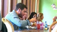 Pria yang sempat dekat dengan Taylor Swift ini tak segan mampir makan di kafe sendiri. Di M Cafe, Los Angeles, Jake melahap sandwich untuk makan siang. Foto: Ability Films