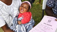 Berusia dua bulan, balita bernama Elrom dari Ghana tampak tertawa ceria saat pendaftaran kelahirannya di kawasan Accra. Hampir 30% anak-anak di Ghana yang berusia lima tahun tidak terdaftar. Akta kelahiran akan memastikan seorang anak diakui oleh pemerintahnya dan mendapatkan hak-hak, termasuk perawatan medis, sekolah dan paspor. Istimewa/UNICEF/Dejongh.